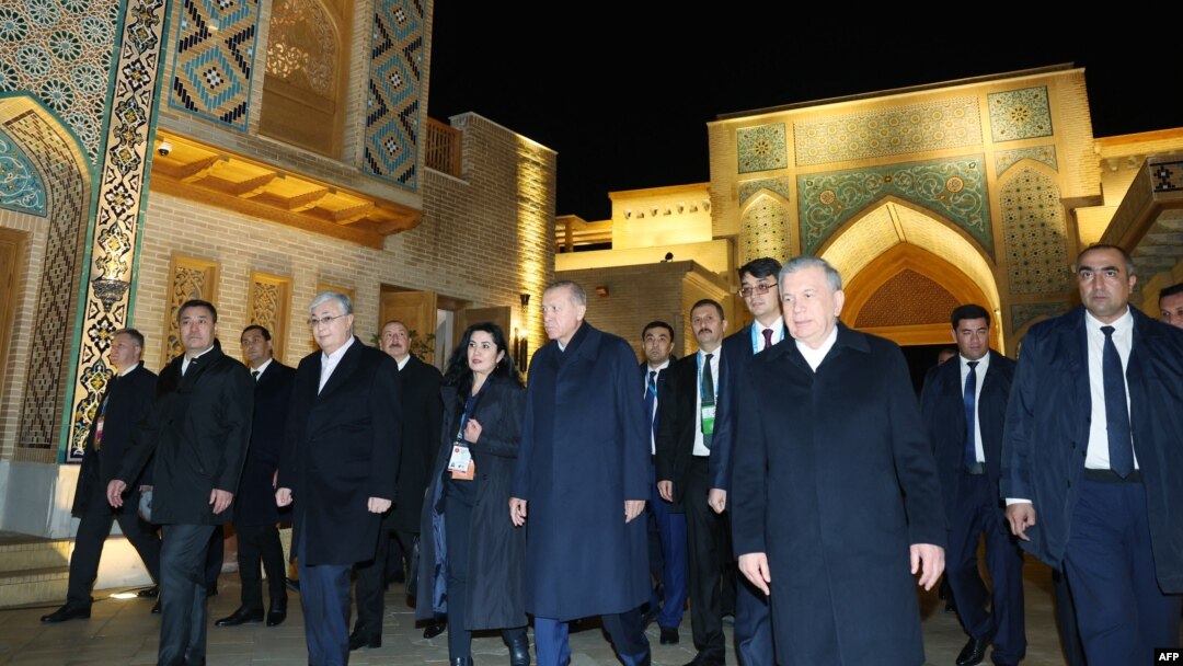 Turkiy davlatlar tashkilotiga a’zo davlatlar rahbarlari Samarqanddagi sammitda. 11-noyabr, 2022-yil