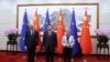 资料照片：2023年12月7日，中国国家主席习近平与欧盟委员会主席乌尔苏拉·冯德莱恩（右）和欧洲理事会主席夏尔·米歇尔（左）在北京举行会晤。（法新社照片）