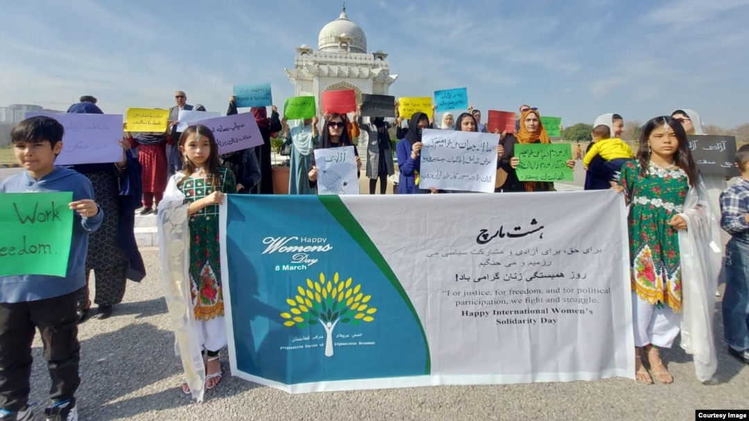 Pokistonda afg'on xotin-qizlar Tolibonga qarshi namoyishda 