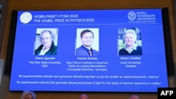 左起：法裔美国科学家阿戈斯蒂尼 (Pierre Agostini)、匈牙利/奥地利的科学家费伦茨·克劳斯 (Ferenc Krausz) 和法国/瑞典的科学家安妮·卢利尔 (Anne L’Huillier)共获2023年诺贝尔物理奖。（2023年10月3日）