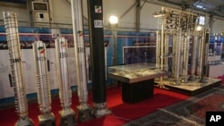  8 فروری 2023 کو تہران، ایران میں ملک کی جوہری کامیابیوں کی نمائش میں ایران کے مقامی طور پر بنائے گئے سینٹری فیوجز رکھے گئے ہیں۔
