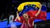 Una aficionada de Venezuela celebra después de que su equipo venciera 1-0 a México durante un partido de fútbol del Grupo B de la Copa América.