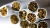 This Dec. 17, 2019 photo shows a group of cigarettes in New York. About 14% of U.S adults were cigarette smokers last year, for the third year in a row. Meanwhile, the adult vaping rate still appears to be rising, according to a new government report. (Foto: AP/Patrick Sison)