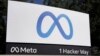 Arhiva- Logo Fejsbukove Mete ispred sedišta kompanije u Menlo Parku, Kalifornija.