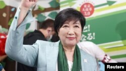 7일 일본 도쿄에서 3선 연임에 성공한 고이케 유리코 현 지사가 손을 들어 보이고 있다.