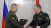 Ruski ministar odbrane Sergej Šojgu i beloruski ministar odbrane Viktor Krenin razmenjuju dokumente posle sastanka Saveta ministara odbrane Organizacije za kolektivni sporazum o bezbednosti (CSTO) u Minsku, Belorusija, 25. maj 2023. (Foto: AP / Vadim Savitski)