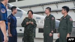 9일 라이칭더 타이완 총통이 중부 타이충 공군기지를 찾아 군인들과 대화를 나누고 있다.