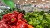 Sayuran segar, yang sebagian besar diimpor dari Meksiko, sudah mengalami kenaikan harga, bahkan sebelum tarif yang dikenakan oleh Amerika Serikat pada produk impor mulai berlaku. [Foto: Tomas Guevara/VOA]