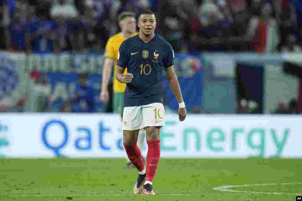 Kylian Mbappe fete apre li make 3em gol ekip La Frans nan match Gwoup D li kont Ostrali nan Mondyal Qatar la, 22 Nov. 2022.