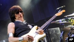 Gitarista Džef Bek na nastupu u Njujorku 2010. (Foto: AP Photo/Evan Agostini, File)