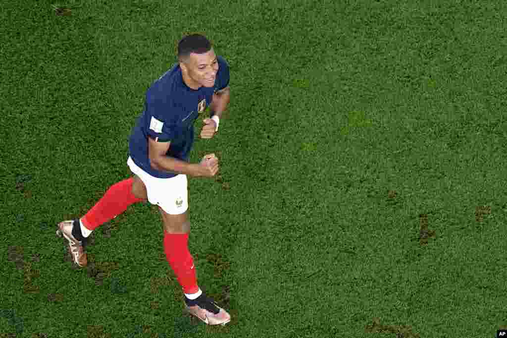 Franse Kylian Mbappe selebre apre li fin make 3em gol ekip li nan Mondyal Qatar la kont Ostrali nan Gwoup D a, 22 Nov. 2022.