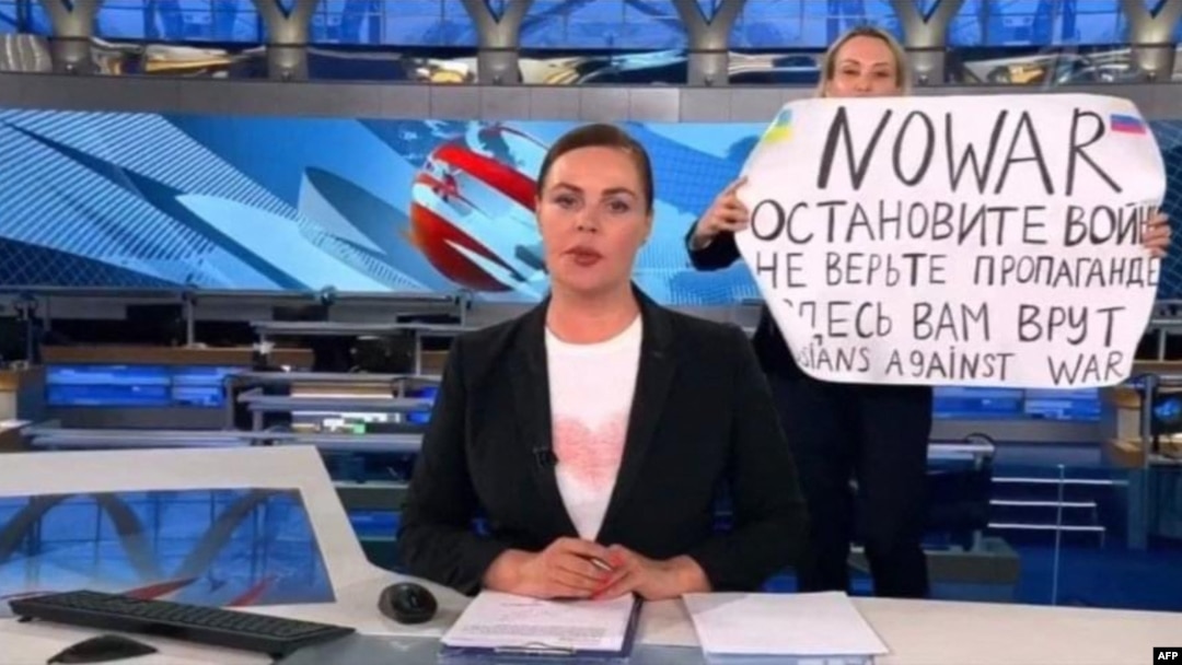 Muharrir Marina Ovsyannikova “Vremya” dasturi jonli uzatilayotgan paytda urushga qarshi plakat bilan kamera qarshisiga chiqdi. Moskva, 14-mart, 2022. 