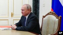 Presidenti rus Putin gjatë një takimi në Kremlin