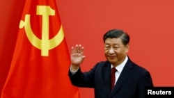 2022年10月23日，中共领导人习近平带领中共新一届中央政治局常委与中外媒体见面在讲话后招手。
