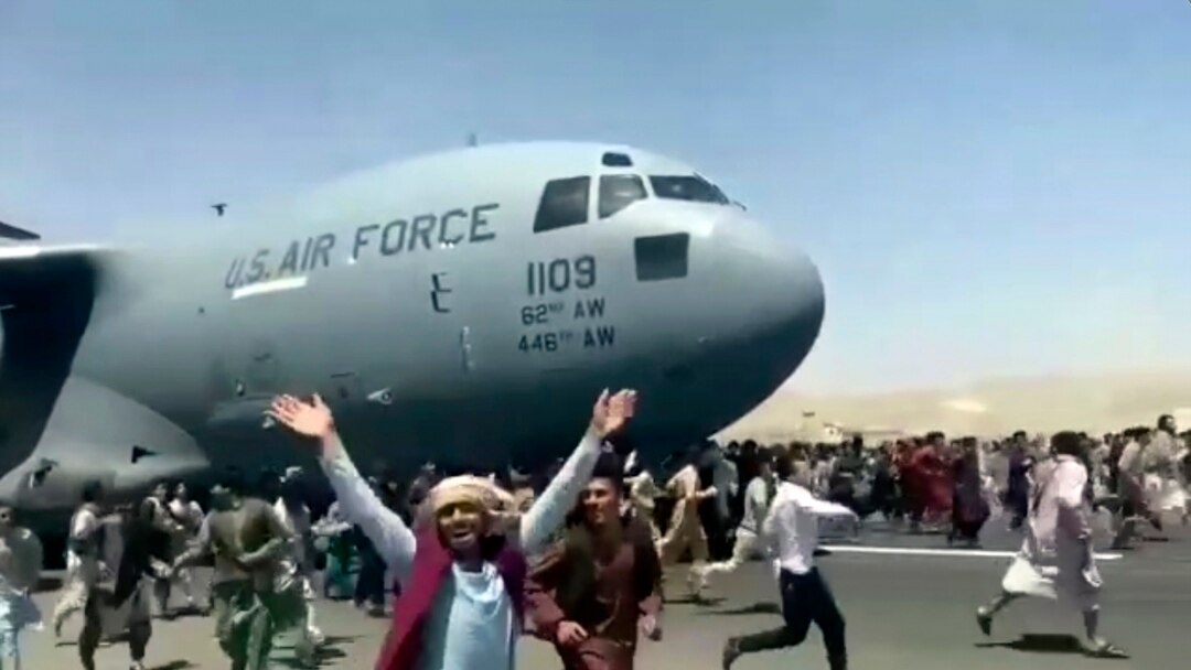 Kobul aeroportida sarosimaga tushgan aholi vakillari. 16-avgust, 2021.