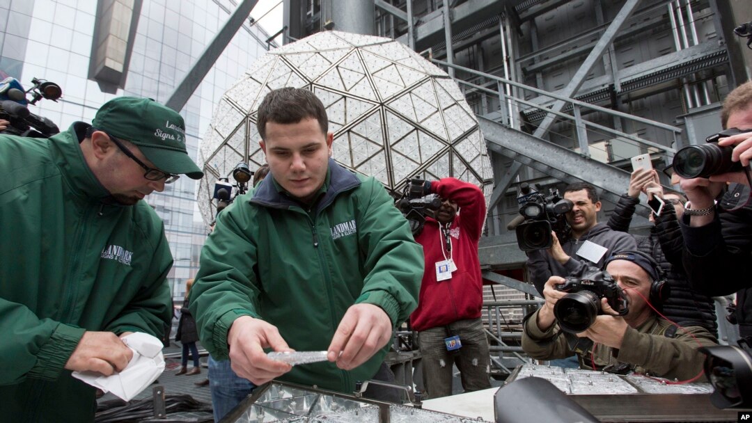 Este año los ingenieros estarán agregando más de 2.100 triángulos de cristal para crear un diseño descrito como "un regalo de la maravilla".