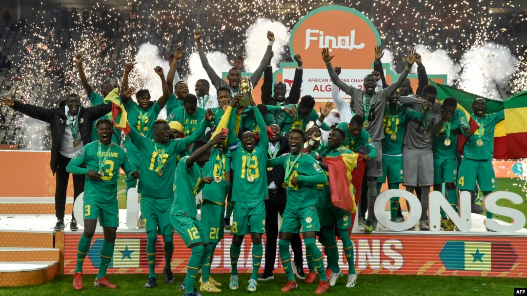 Ba Lions ya Teranga ya Sénégal batomboli nkeni mpe maboko nsima na kolonga CHAN 2022 na kopolisaka Algérie na ba tirs au but na stade Nelson Mandela, Alger, 4 sanza ya mibale 2023.