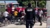 Yon polisye Ayisyen pandan yon manifestasyon nan Potoprens pou pwoteste kont lanmo kanmarad yo ki mouri anba bal gang ame, 26 Janvye 2023. 
