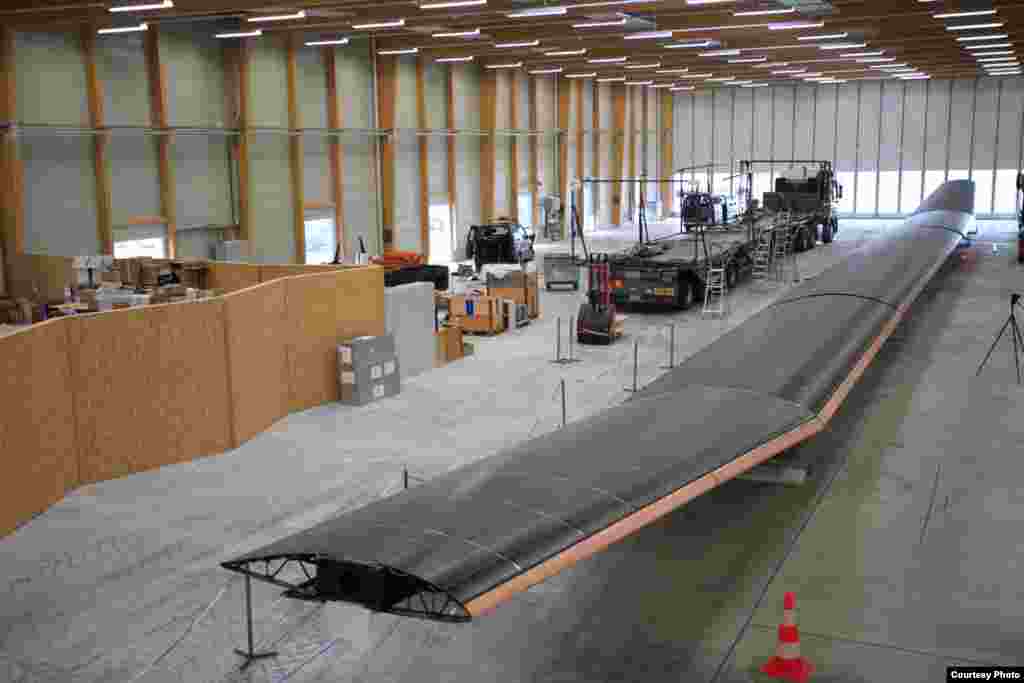 Wing assembly on Solar Impulse, 2010. (Photo: Stéphane Gros)