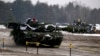 Польський танк німецького виробництва Leopard 2A4 та американський танк M1 Abrams під час навчань у Польщі, 30 січня 2017. REUTERS/Kacper Pempel