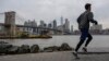Một người đàn ông chạy bộ ở gần cầu Brooklyn, New York, vào ngày 25/1/2023. Thành phố này vừa phá vỡ kỷ lục của 50 năm trước về đợt tuyết mùa đông đến trễ nhất.