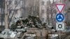 Des militaires montent au sommet d'un véhicule blindé de la Russie à Armyansk, en Crimée, le 25 février 2022. (Photo AFP/STRINGER )