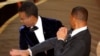 Will Smith frape Chris Rock pandan seremoni remiz pri Oscar yo nan Hollywood, Kalifoni, 27 Mas 2022. 