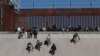 Foto Achiv: Migran Pwoche bo kote mi ki sou frontye Etazini ak Meksik la nan vil Ciudad Juarez, Meksik, 21 Desanm 2022. 