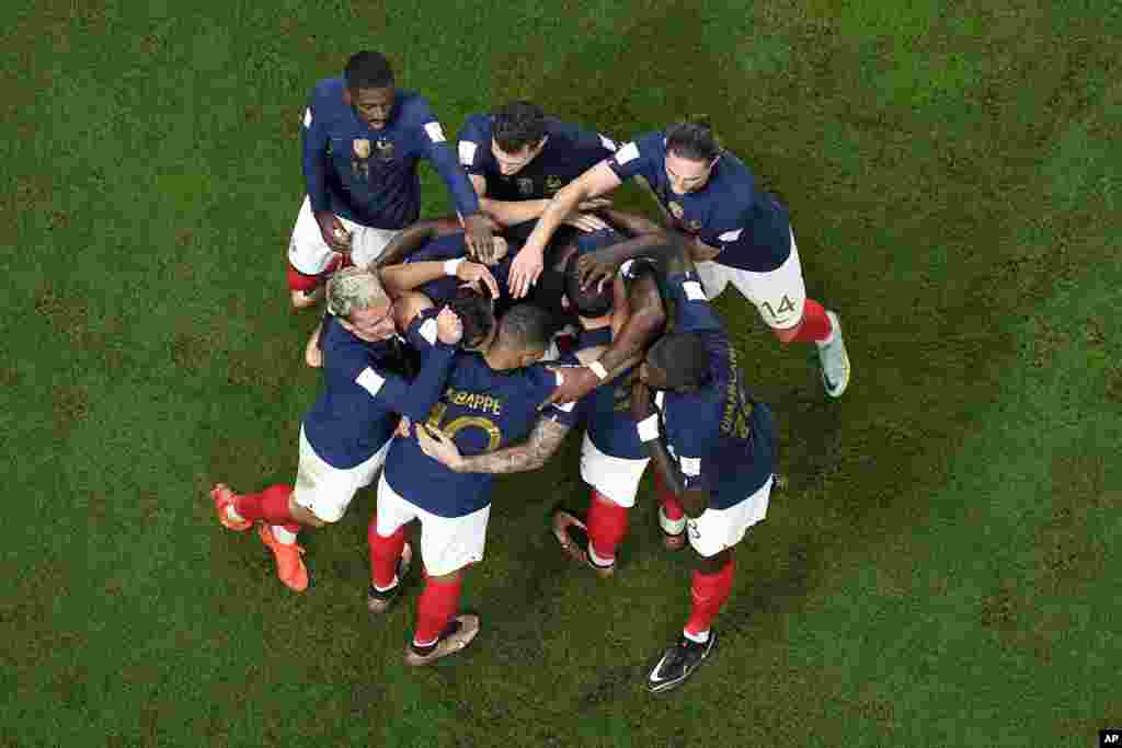 Seleksyon nasyonal Franse a fete apre Olivier Giroud make 4em gol la pandan mwatch Gwoup D yo kont Ostrali, nan stad Janoub la nan Al Wakrah, Qatar, Madi 22 Nov. 2022.
