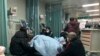 中国河北廊坊第四人民医院急诊室内病人家属聚在病人床前。（2022年12月22日）