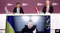 Після телефонної розмови прем'єра Великої Британії Ріші Сунака з президентом України Володимиром Зеленським офіс британського прем'єра повідомив, що Лондон надішле Україні танки Challenger 2. На фото Зеленський виступає по відеозв’язку під час наради у Ризі, 19 грудня 2022 року.