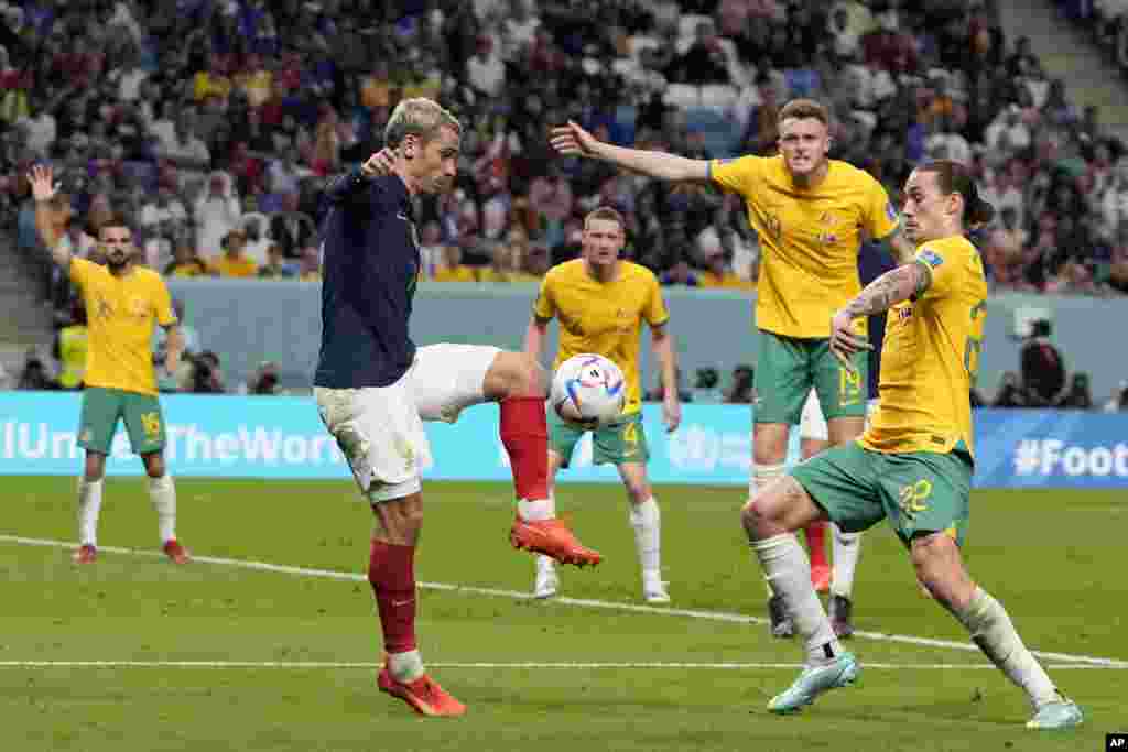 Franse Antoine Griezmann pran balon an nan men Ostralyen Jackson Irving (a dwat) pandan match La Frans kont Ostrali nan Gwoup D a nan Mondyal Qatar la, 22 Nov. 2022.
