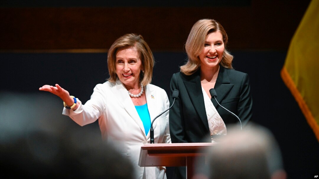 Lide La Chanm de Reprezantan Etazini Nancy Pelosi prezante Olena Zelenska, premye dam Ikren bay manm Kongre a nan Capitol la, Mekredi 20 Jiye 2022. 