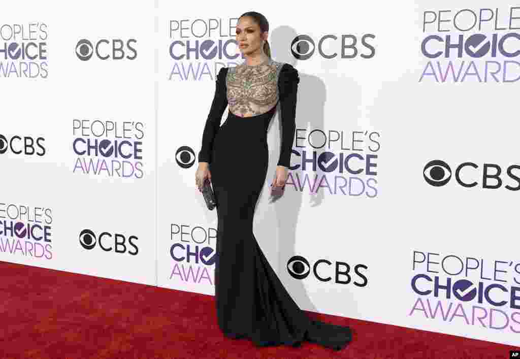 Jennifer Lopez arrives at the People's Choice Awards at the Microsoft Theater in Los Angeles, Jan. 18, 2017.