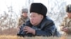 Severnokorejski lider Kim Džong Un nadgleda ono što državna agencija KCNA predstavlja kao lansiranje rakete sa obale mora, negde na zapadnoj obali Korejskog poluostrva, 26. februara 2025. (Foto: Reuters/KCNA)