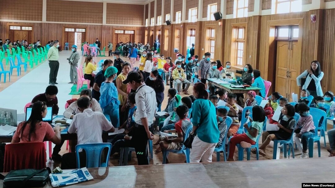 မီဇိုရမ်ရောက် မြန်မာ စစ်ဘေးရှောင်ဒုက္ခသည်များ ID လုပ်နေကြစဉ် ( Photo: Zalen News )