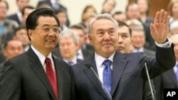 胡锦涛主席2009年访问哈萨克，右为哈萨克总统