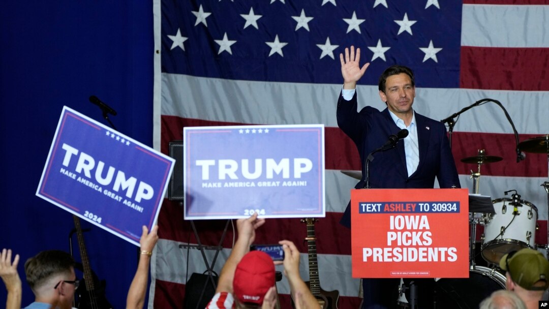 Ông Ron DeSantis đi vận động ở Iowa 