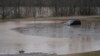 Sebuah kendaraan tampak terendam banjir yang melanda wilayah Clarksville, Tennessee, pada 16 Februari 2025. (Foto: AP/George Walker IV)