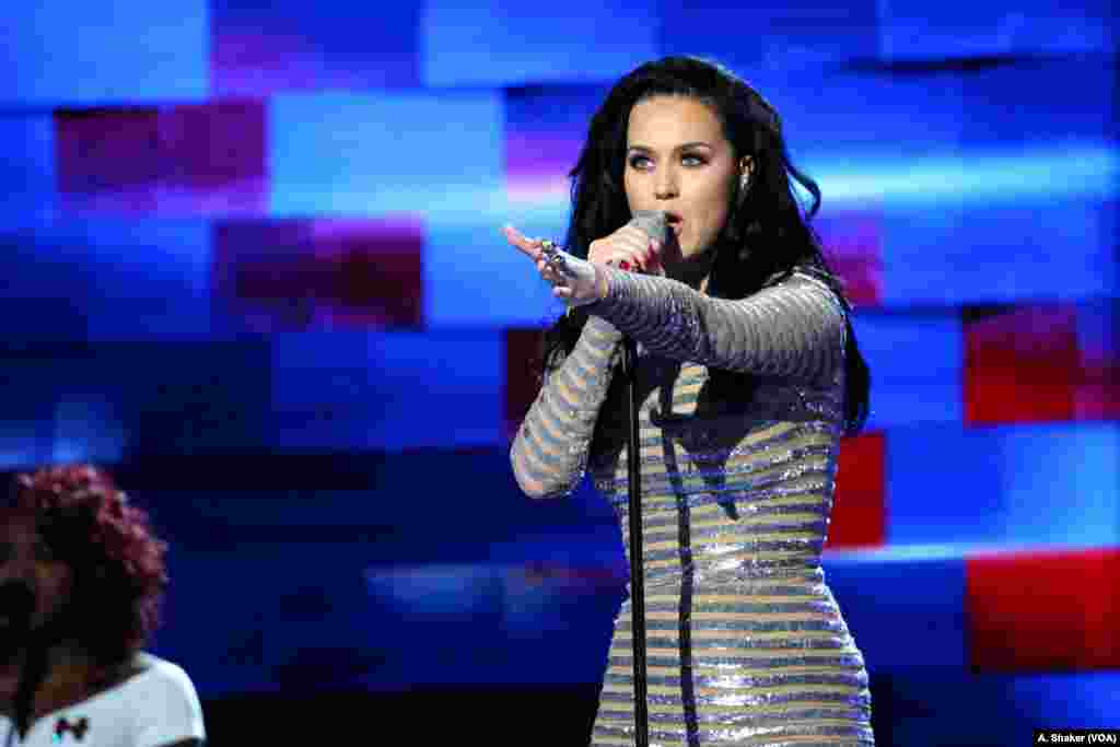 美国歌星凯蒂&middot;佩里（Katy Perry ）在费城举行的民主党全国代表大会上演唱（2016年7月28日） 。她反对川普，几次为克林顿造势竞选