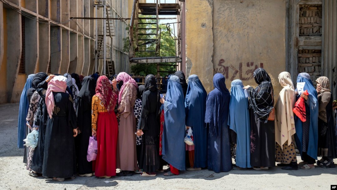 Yegulik uchun navbatda turgan afg'on ayollari, Kobul