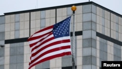 Фото для ілюстрації. Прапор США на тлі будівлі американського посольства в Києві