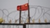 2019年6月4日新疆地区喀什南部住宅区的中国国旗。