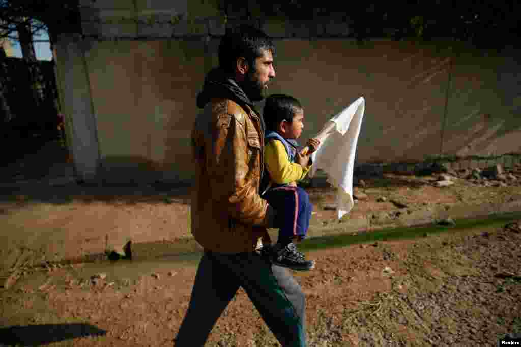 Civilians flee fighting between Iraqi forces and Islamic State fighters north of Mosul, Iraq.