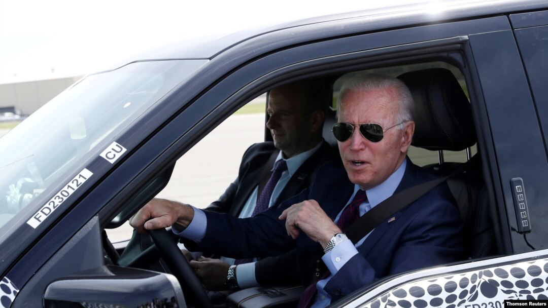 Prezident Jo Bayden Ford kompaniyasining elektromobilini sinab ko'rmoqda