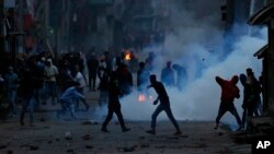 سری نگر میں پولیس کی مظاہرین پر آنسو گیس کی شیلنگ اور نوجوانوں کا پتھراؤ۔ 7 مئی 2018