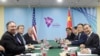 美国国务卿蓬佩奥和中国国务委员兼外长王毅在新加坡东盟外长会议的间歇举行双边会谈。(2018年8月3日)