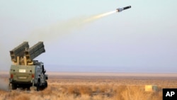 Lansiranje rakete u sklopu dvomesečne voje vežbe na neodređeno lokaciji u Iranu, na fotografiji koju je 12. januara 2025. objavila iranska vojska.