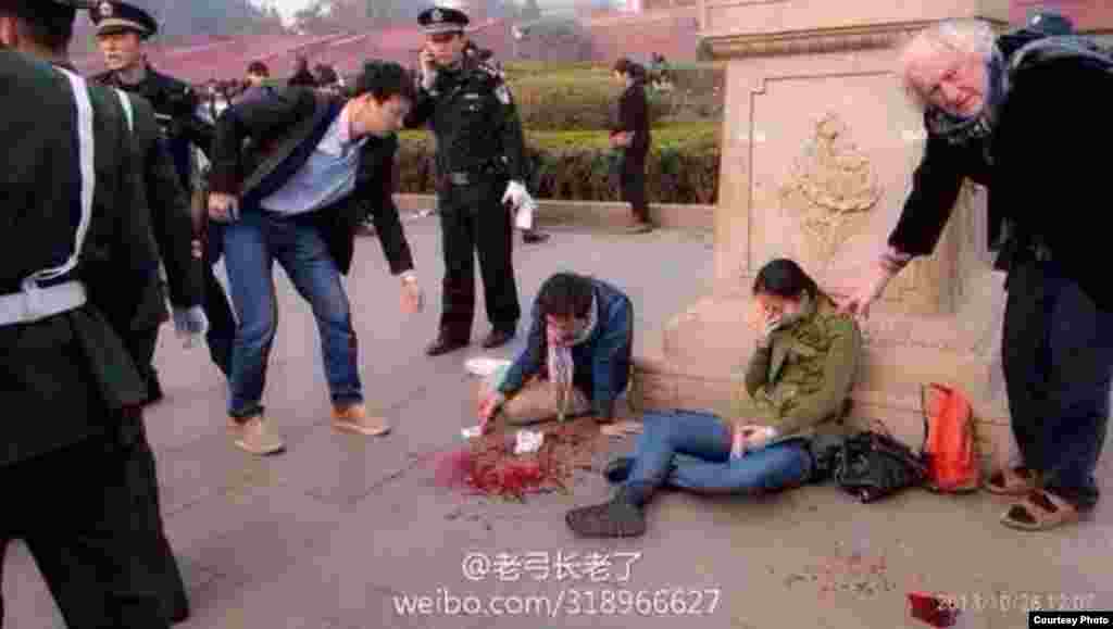 天安门遭车撞击 致5死38人受伤（图片来自微博网友）