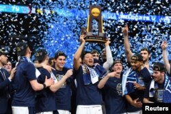 2일 미국 텍사스주 샌안토니오 알라모돔에서 열린 2018 미국대학체육협회 (NCAA) 남자농구 결승전에서 빌리노가 79대 62로 미시간대를 누르고 트로피를 들어 올리고 있다.